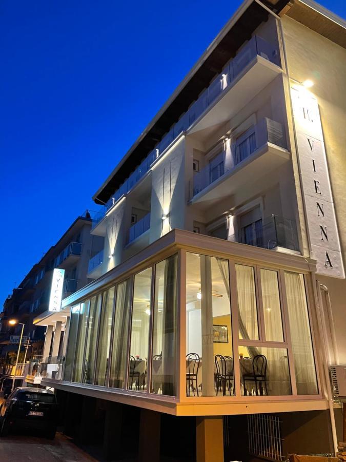 Hotel Vienna Rivazzurra Римини Экстерьер фото
