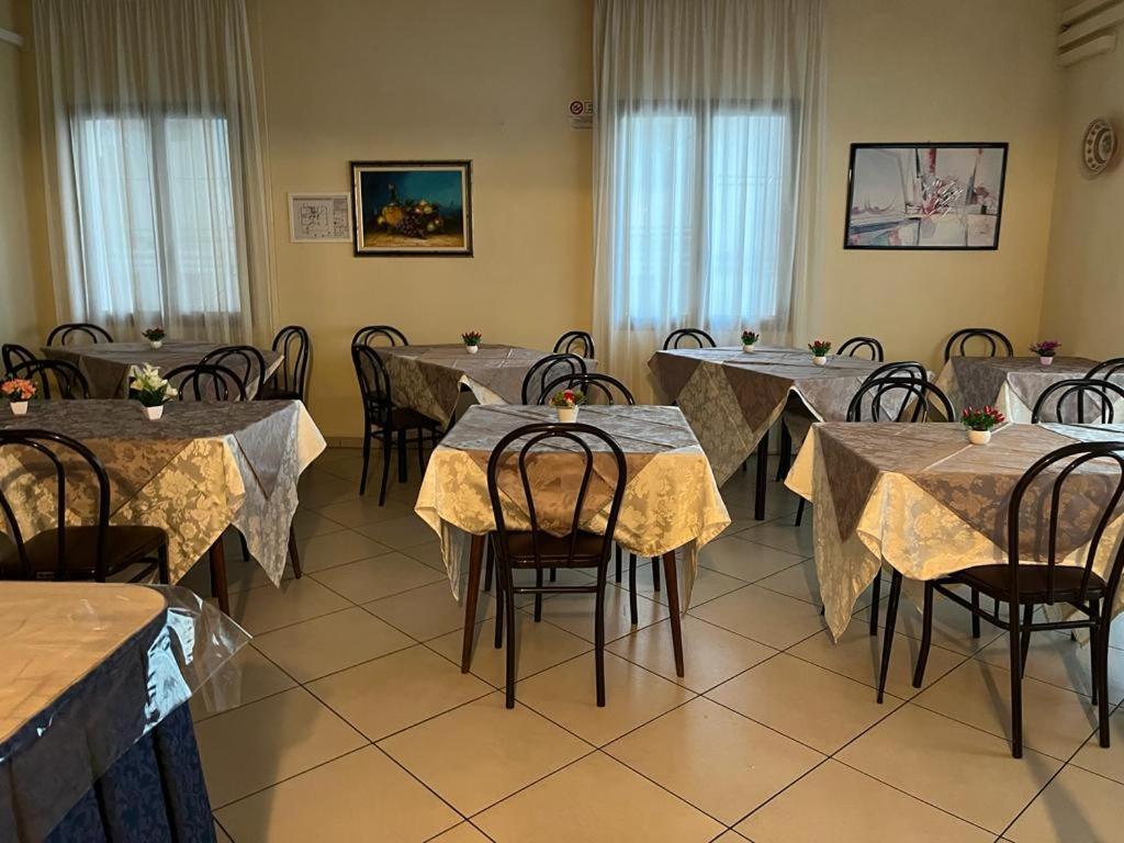 Hotel Vienna Rivazzurra Римини Экстерьер фото
