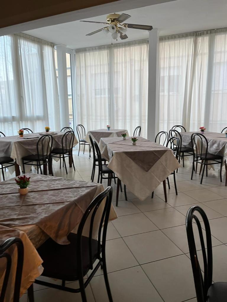 Hotel Vienna Rivazzurra Римини Экстерьер фото
