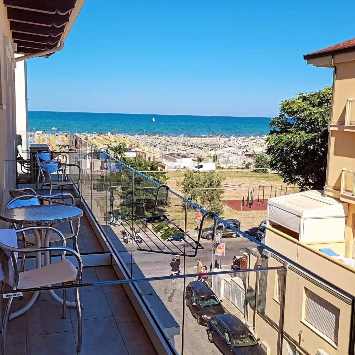 Hotel Vienna Rivazzurra Римини Экстерьер фото