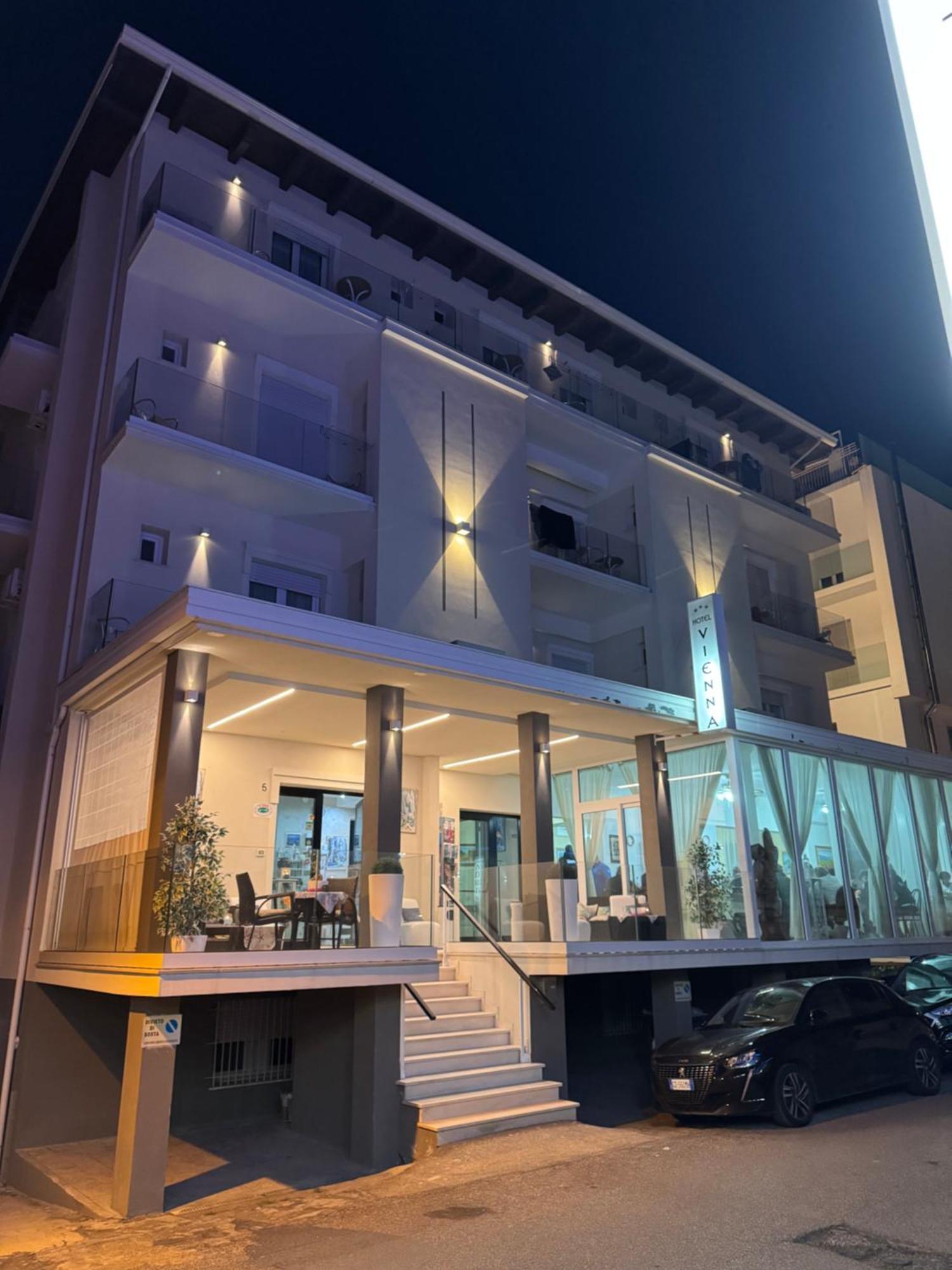 Hotel Vienna Rivazzurra Римини Экстерьер фото
