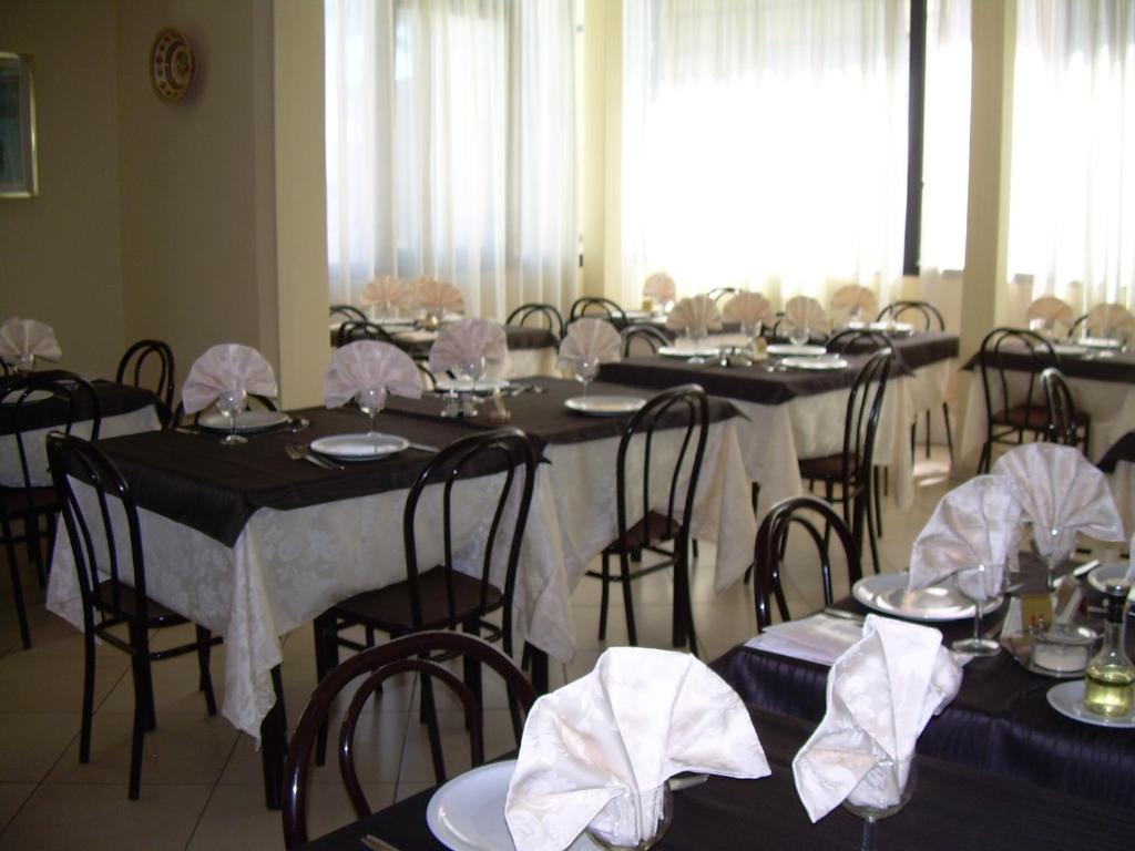 Hotel Vienna Rivazzurra Римини Экстерьер фото